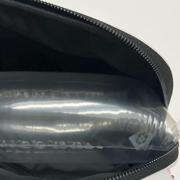 NWT ⚜️ HELLO KITTY Golden Y2K Cutie Makeup Pouch - Picture 4 of 4